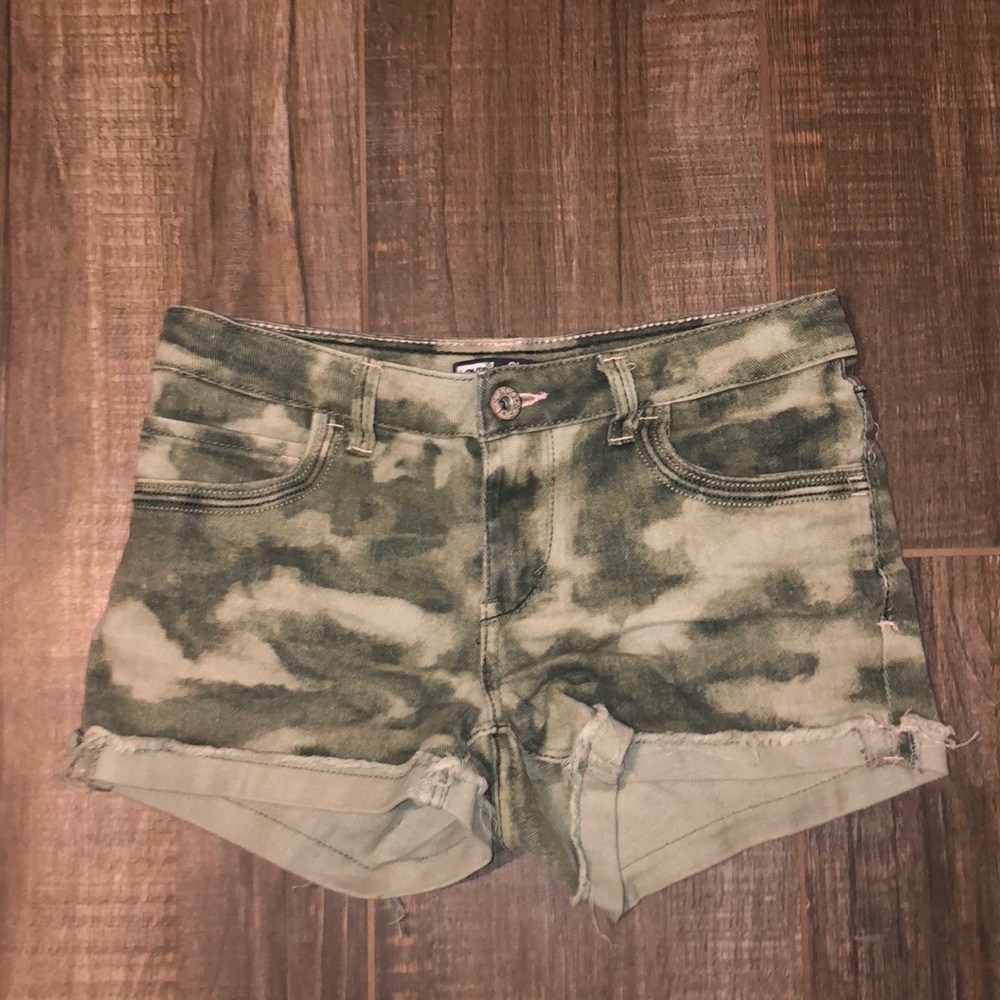 Camo print Levi shorts